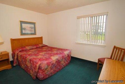 Affordable Suites Shelby Room photo