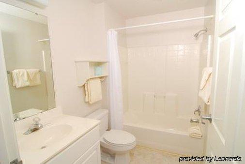 Affordable Suites Shelby Room photo